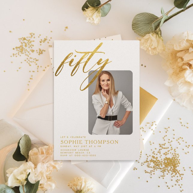 Modern minimal Chic för Elegant 50:e födelsedagsfo Inbjudningar (50th birthday for women white gold photo invitation modern minimalist calligraphy elegant classy)