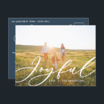 Modern minimal elegant för blad 1-fotoskript helg vykort<br><div class="desc">Modern lägsta elegant i lektypsklassen glatt julvykort för helgdag. Hand målade eukalyptus,  minimalt löv och modern rustik utandning ge i helgdag-kortet är en lyxaktig känsla. I klassade gröntar,   och grå.</div>