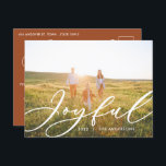 Modern minimal elegant för blad 1-fotoskript helg vykort<br><div class="desc">Modern lägsta elegant i lektypsklassen glatt julvykort för helgdag. Hand målade eukalyptus,  minimalt löv och modern rustik utandning ge i helgdag-kortet är en lyxaktig känsla. I klassade gröntar,   och grå.</div>