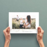 Modern minimal elegant för fotojul julkort<br><div class="desc">Modern minsta krandår för lövning för att komma ihåg guld-effektskript,  helgdag julkort. Hand målade eukalyptus,  minimalt löv och modern rustik utandning ge i helgdag-kortet är en lyxaktig känsla. I klassade gröntar,   och grå.</div>