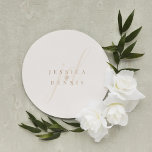 Modern minimal Elegant, skript Monogram Bröllop Runt Klistermärke<br><div class="desc">Modern minimal Elegant Skript Monogram Bröllop Classic Round Sticker Lägg till en elegans i bröllop med dessa moderna, minimalistiska och elegant-skript med monokulära runda klistermärken i monogram. De här klistermärken som är konstruerade i klassisk boho (vit linne) och Muesli färg är perfekter för att försegla inbjudningar, favärdessäckar eller lägga till...</div>