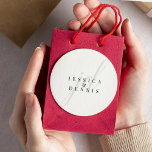 Modern minimal Elegant, skript Monogram Bröllop Runt Klistermärke<br><div class="desc">Modern Minimal Elegant Skript Monogram Bröllop Classic Round Sticker Lägg till en elegans till dina bröllopsfavoriter, presenter eller inbjudningar med dessa klassiska runda klistermärken. Dessa klistermärken har ett modernt, minimalistiskt utformnings- och skriptmonogram för elegant och är perfekten för att anpassa dina bröllop-detaljer. Anpassa dessa klistermärken med namn och initialer för...</div>