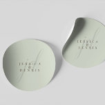 Modern minimal Elegant, skript Monogram Bröllop Runt Klistermärke<br><div class="desc">Modern minimal Elegant Skript Monogram Bröllop Classic Round Sticker Lägg till en elegans i bröllop med dessa moderna, minimalistiska och elegant-skript med monokulära runda klistermärken i monogram. De här klistermärken som är konstruerade i klassisk grönt och mörk brun färg är perfekt för att försegla inbjudningar, favärdessäckar eller lägga till en...</div>