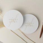 Modern minimal Elegant, skript Monogram Bröllop Runt Klistermärke<br><div class="desc">Modern minimal Elegant Skript Monogram Bröllop Classic Round Sticker Lägg till en elegans i bröllop med dessa moderna, minimalistiska och elegant-skript med monokulära runda klistermärken i monogram. De här klistermärken som är konstruerade i klassisk vit och guld färg är perfekter för att försegla inbjudningar, för att gynna säckar eller för...</div>
