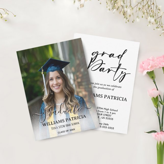 Modern minimal enkel Avslappnad Foto Studenten I Inbjudningar (Discover modern minimalist casual photo graduation invite perfect for celebrating your special day.)