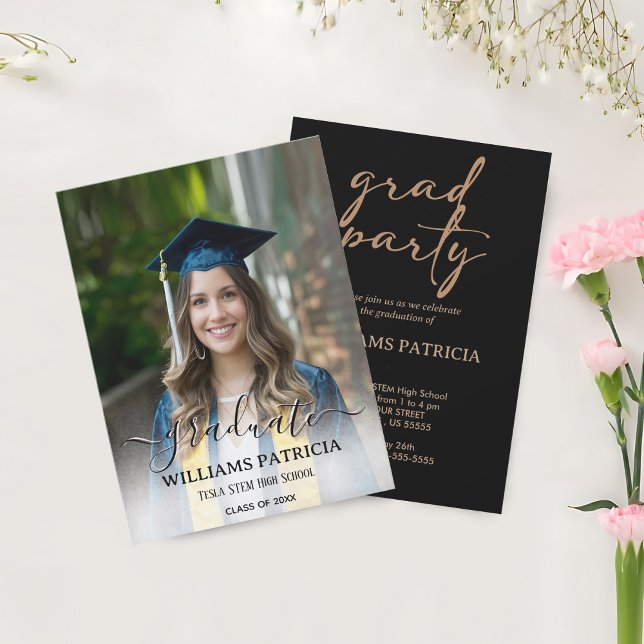 Modern minimal enkel Avslappnad Foto Studenten Inbjudningar (Discover modern minimalist casual photo graduation invite perfect for celebrating your special day.)