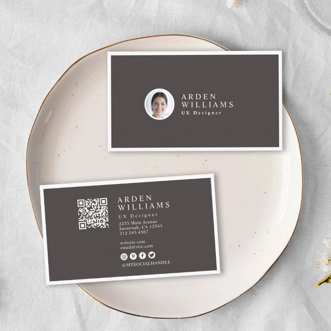 Modern minimal, enkel QR-kodsfoto med enkel Profes Visitkort (Two business cards for "Arden Williams, UX Designer" on a white plate with a gray background. )