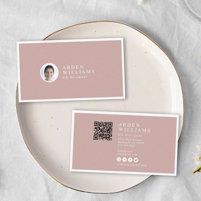 Modern minimal, enkel QR-kodsfoto med enkel Profes Visitkort (Two business cards on a white plate. The cards are pink with white text. One has a photo)