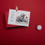 Modern minimal Glatt familjefolljul Julkort<br><div class="desc">Välkomna helgdagarna i år med ett Modern Minimal Glatt Family Photo- Julkort som fångar det perfektens glädjefall med en nära sticka-familj. Detta svarta och vita kort i chicen är perfekten i det moderna, minimalistiska stil vi behöver. Rent linjer i typografin och redigering passar in i en anda av att göra...</div>
