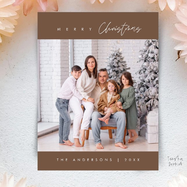 Modern Minimal, God Jul Familjefoto Vykort (Modern Minimal, Merry Christmas Family Photo Postcard in Cozy Warm Taupe Brown)