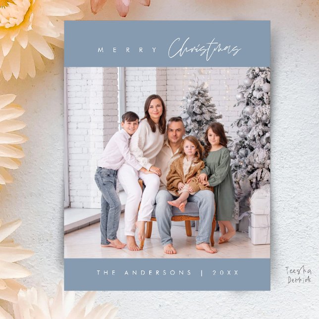 Modern Minimal, God Jul Familjefoto Vykort (Modern Minimal, Merry Christmas Family Photo Postcard in Cozy Dusty Blue)