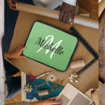 Modern Minimal Grönt Monogram Namn   Intial Laptop Fodral<br><div class="desc">Modern och minimal utformning med gröntens bakgrund och ett svartvitt monogram för anpassningsbar först och främst namn.</div>