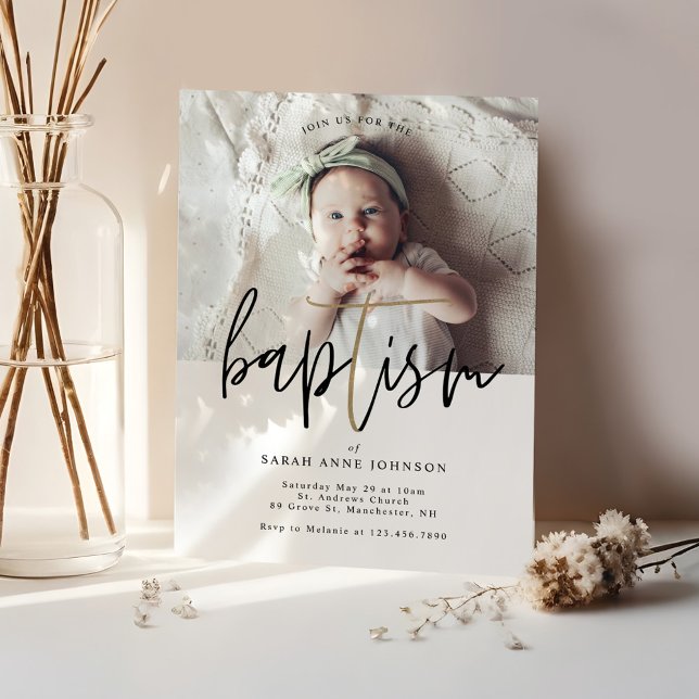 Modern minimal Guld-calligrafi Baby-fotobaptism Inbjudningar (Modern Minimal Gold Calligraphy Baby Photo Baptism Invitation)