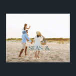 Modern minimal Helgdag för fotostrand - julkort Helg Vykort<br><div class="desc">snyggt-christmas-kortdesign med trendig blandning av fet stil och skript,  utrymme för ditt valda foto på framsidan med strand- och havsgrafik på baksidan</div>