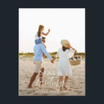 Modern minimal Helgdag för fotostrand - julkort Helg Vykort<br><div class="desc">snyggt-christmas-kortdesign med trendig blandning av fet stil och skript,  utrymme för ditt valda foto på framsidan med strand- och havsgrafik på baksidan</div>