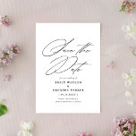 Modern minimal kalligrafi, svart Bröllop Spara Datumet<br><div class="desc">Meddela de bra nyheterna i stil med den här eleganten spara datumkortet med elegantens kalligrafi. Den omvända sidan har mer utrymme för ytterligare information som du kan vilja ge dina gäster.</div>