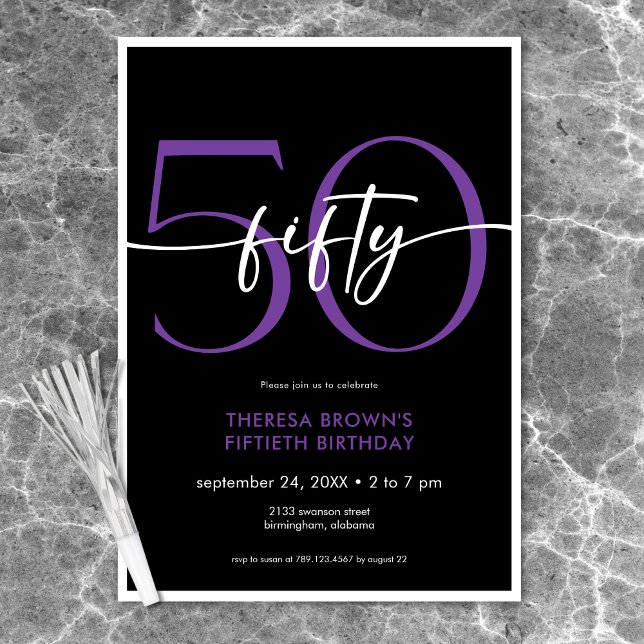 Modern Minimal Lila femtio skript födelsedag Inbjudningar (Modern Minimal Purple Fifty Script Birthday Invitation)