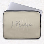 Modern minimal monogram Beige-skript Namn Laptop Fodral<br><div class="desc">Skydda din bärbara dator i stil med detta moderna minimalistiska monogram Beige-skript Namn laptop sleeve. Den här sleeven har en elegant och elegant design och visar ditt monogram för personlig med initialer och namn i ett förfinat, modernt skript. Neutraltens beige bakgrund ger en sofistikerad beröring, skapar den som ett tillbehör...</div>