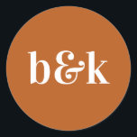 Modern Minimal Monogram Initialer Orange Bröllop C Runt Klistermärke<br><div class="desc">Modern,  minimal,  minimalistisk utformning av bröllop med stort fet brev i orange färg: Bränd Orange (färg,  typsnitt,  text,  storlek kan ändras). Med date- och brude- och groommonogram (initialer). Stickers/sälar för bröllopsinbjudan. Perfekt för det unga paret för hösten/bröllop.</div>
