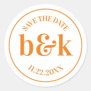Modern minimal monogram Spara Orange Bröllop Runt Klistermärke