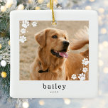 Modern Minimal Pet Hund-foto för Tass avtryck Julgransprydnad Keramik<br><div class="desc">Modern Minimal Pet Hund Photo Ceramic Ornament i Tass avtryck har ett foto från ditt sällskapsdjur,  som accentueras av en sprinkling av tass avtryck.</div>
