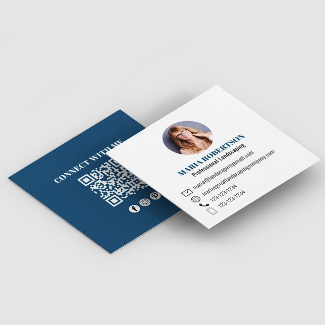 Modern Minimal QR-mediefoto för Social i QR-kod Fyrkantigt Visitkort (Minimalist modern simple blue business card.)