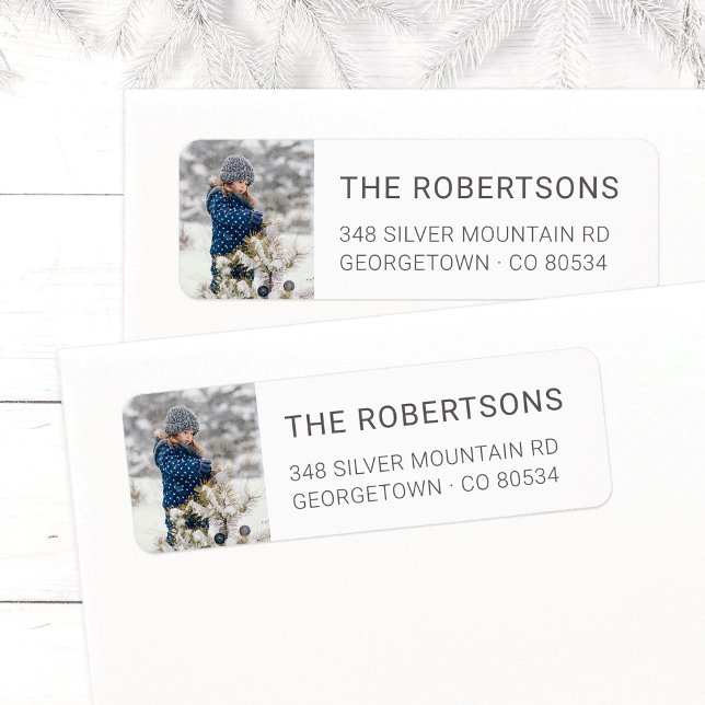 Modern minimal Returadress av foto med Helgdag Returadress Etikett (Modern Holiday Christmas photo return address label with elegant gray family name and address.)