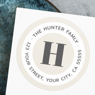 Modern minimal returadress i monogram med lätt sol runt klistermärke