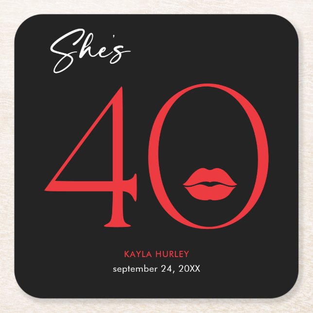 Modern Minimal Röda Läppar Hon är Fyrtio Födelseda Underlägg Papper Kvadrat (Framsidan)