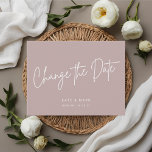 Modern minimal Rosa Ändra datummeddelande Vykort<br><div class="desc">Anpassningsbar-designade bröllop senarelägger/ändrar det datum då vykortet ska innehålla ett modernt blankettformat på dammig ro/ rosa-bakgrund.</div>