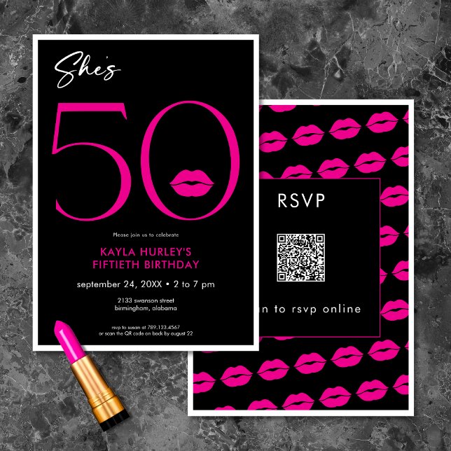 Modern Minimal Rosa Läppar Hon är Femtio Födelseda Inbjudningar (Modern Minimal Pink Lips She's Fifty Birthday QR Invitation)