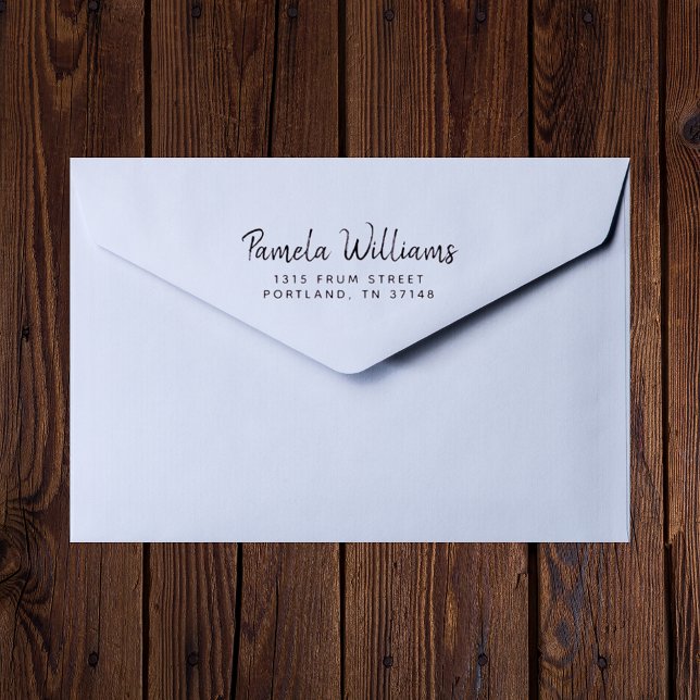 Modern Minimal Skript Anpassad Namn Returadress Stämpel (Modern script return address rubber stamp adds sleek style to letters and packages.)