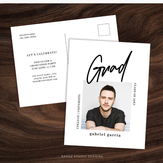 Modern Minimal Skript Examenstårt Invitation Vykort (Personalize this graduation party invitation, shown in a 5.6 x 4.25" front and back postcard)