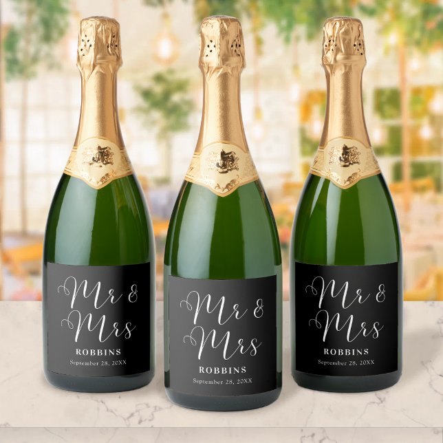 Modern Minimal Skript Typografi Bröllop (Modern minimal script wine label adds elegant flair while personalizing your celebration.)
