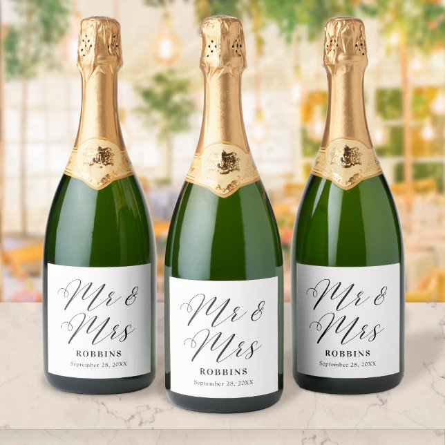 Modern Minimal Skript Typografi Bröllop (Modern script sparkling wine label adds chic style and a personalized celebratory touch.)