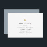 Modern minimal skrivmaskin Guld Bröllop Dusty Blue Spara Datumet<br><div class="desc">Det här enkla Spara datumkortet för bröllop firande är enkelt. Modern skrivmaskin-typografi och accentuerad av ett känsligt hjärta i (tryckt) guld är detta minimalistiskt och ändå är det elegant. Det här är den dammiga blå versionen.</div>