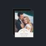 Modern minimal skrivmaskin Guld Photo Bröllop Spara Datumet<br><div class="desc">Det här enkla fotot Spara datumkortet för bröllop firande visar sig enkelt. Modern skrivmaskin-typografi, accentuerad av ett känsligt hjärta i (tryckt) guld ramar är ditt favoritfoto och gör bröllop-skrivbordet både minimalistiskt och ändå så elegant. På baksidan finns utrymme för mer information, t.ex. bröllop webbplats-URL. Detta är den svarta versionen av...</div>