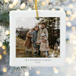 Modern minimal snöflingfamilj två foto julgransprydnad keramik<br><div class="desc">Modern Minimal snöflingfamilj 2 Photo Ceramic Ornament har ett familjefoto som accentueras av ett känsligt modernt snöflingor.</div>