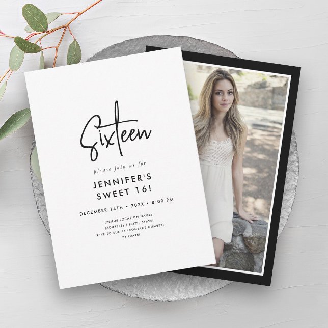 Modern minimal svart och vit fotopapper 16 inbjudningar (Modern Minimal Black & White Photo Sweet 16 Invitation)