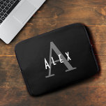 Modern minimal svartvit monogram laptop fodral<br><div class="desc">Modern design med ett minimum av monogram i svartvitt.</div>