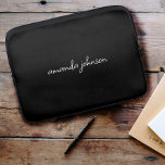 Modern Minimal svartvit Namn-monogram för Fullt Laptop Fodral<br><div class="desc">Ett minimalistiskt,  modernt,  svart- och vitt namn-kursivt monogramsystem. Perfekt för vardagen.</div>