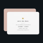 Modern Minimal Typewriter Guld Heart Bröllop Spara Datumet<br><div class="desc">Det här enkla Spara datumkortet för bröllop firande är enkelt. Modern skrivmaskin-typografi och accentuerad av ett känsligt hjärta i (tryckt) guld är detta minimalistiskt och ändå är det elegant. På baksidan finns utrymme för mer information,  t.ex. bröllop webbplats-URL. Detta är den  rosan-bakgrunden.</div>