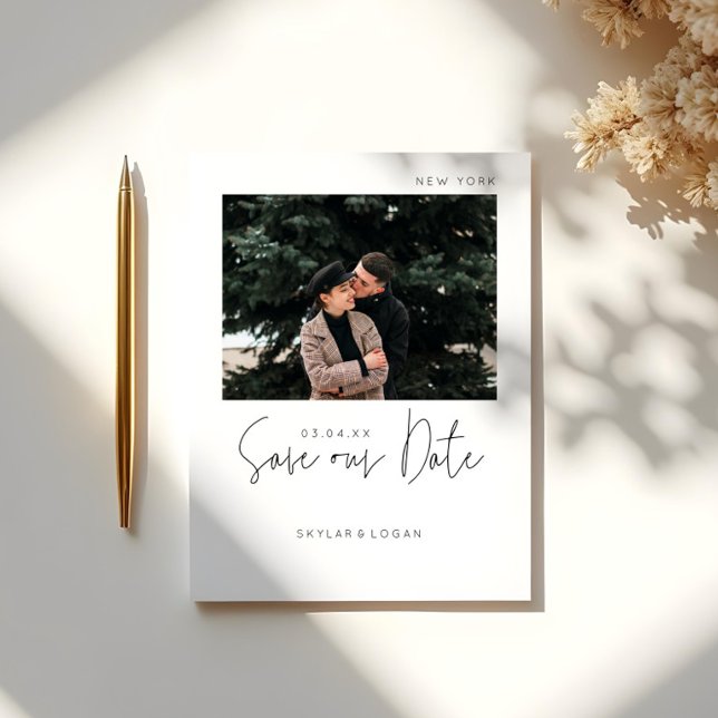 Modern Minimal Typografisk Foto Spara Datum Meddelande Vykort (Modern Minimal Typographic Photo Save The Date Announcement Postcard)
