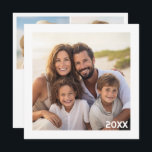 Modern, minimal vit ram med totalt 3 bilder julkort<br><div class="desc">Enkel design som inkluderar 1 bild på framsidan i en galleridesign med vit ram. Baksidan innehåller 2 bilder till och en plats för en högtidlig hälsning. Ett bra sätt att visa dina fyrkantiga bilder från ditt online-konto. Lägg till en fyrkantig bild för att skapa ett bra minne. Om du behöver...</div>