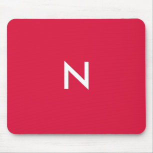 Modern minimalisk monogram initial i mörkröd färg musmatta