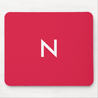 Modern minimalisk monogram initial i mörkröd färg musmatta