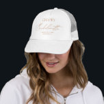 Modern minimalist Bachelorette Bridesmaid Keps<br><div class="desc">Oavsett om du är blivande brud eller maid of honor tittar för en snyggt till dina brudar är den moderna minimalistiska Truckerkepsen Bachelorette Bridesmaid perfektens val. Designad att samordna med för "Chloe" bröllopsinbjudan. Om du vill ändra information klickar du på Information. Om du vill flytta texten eller ändra storlek, teckensnitt...</div>