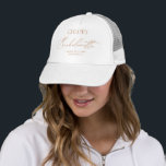 Modern minimalist Bachelorette Bridesmaid Keps<br><div class="desc">Oavsett om du är blivande brud eller maid of honor tittar för en snyggt till dina brudar är den moderna minimalistiska Truckerkepsen Bachelorette Bridesmaid perfektens val. Designad att samordna med för "Chloe" bröllopsinbjudan. Om du vill ändra information klickar du på Information. Om du vill flytta texten eller ändra storlek, teckensnitt...</div>