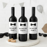 Modern Minimalist Big Bold Black Bachelor Party Vinflaska Etikett<br><div class="desc">Pressa upp drinkarna till brudgummens sista stora natt med den här djärva,  svarta och vita vin-etiketten. Det är ett snyggt sätt att anpassa flaskor för firande. Anpassa med information om namn,  datum och party för en unik beröring. Perfekt för bachelor dinners,  marskalkar sammankomster eller som roligt för evenemanget.</div>