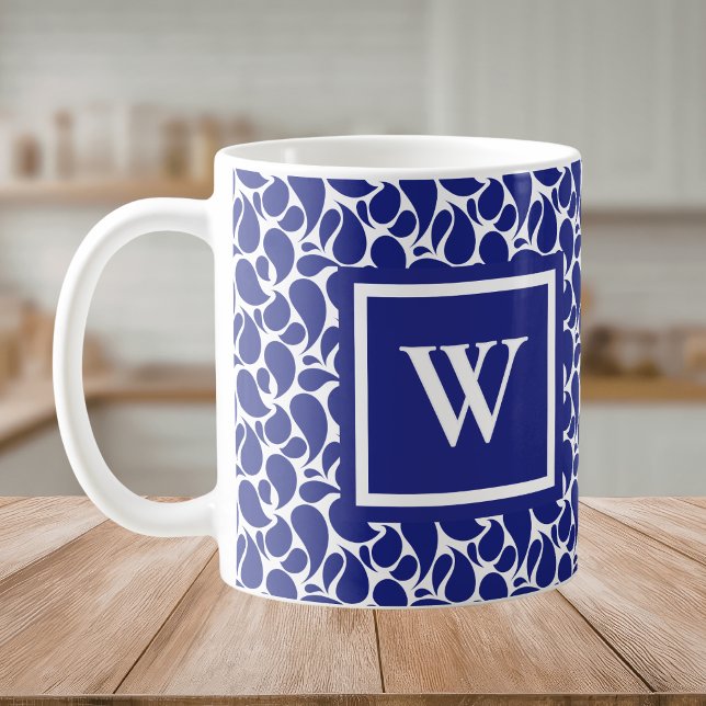 Modern minimalist blå och vit paisley-monogram kaffemugg (Skapare uppladdad)